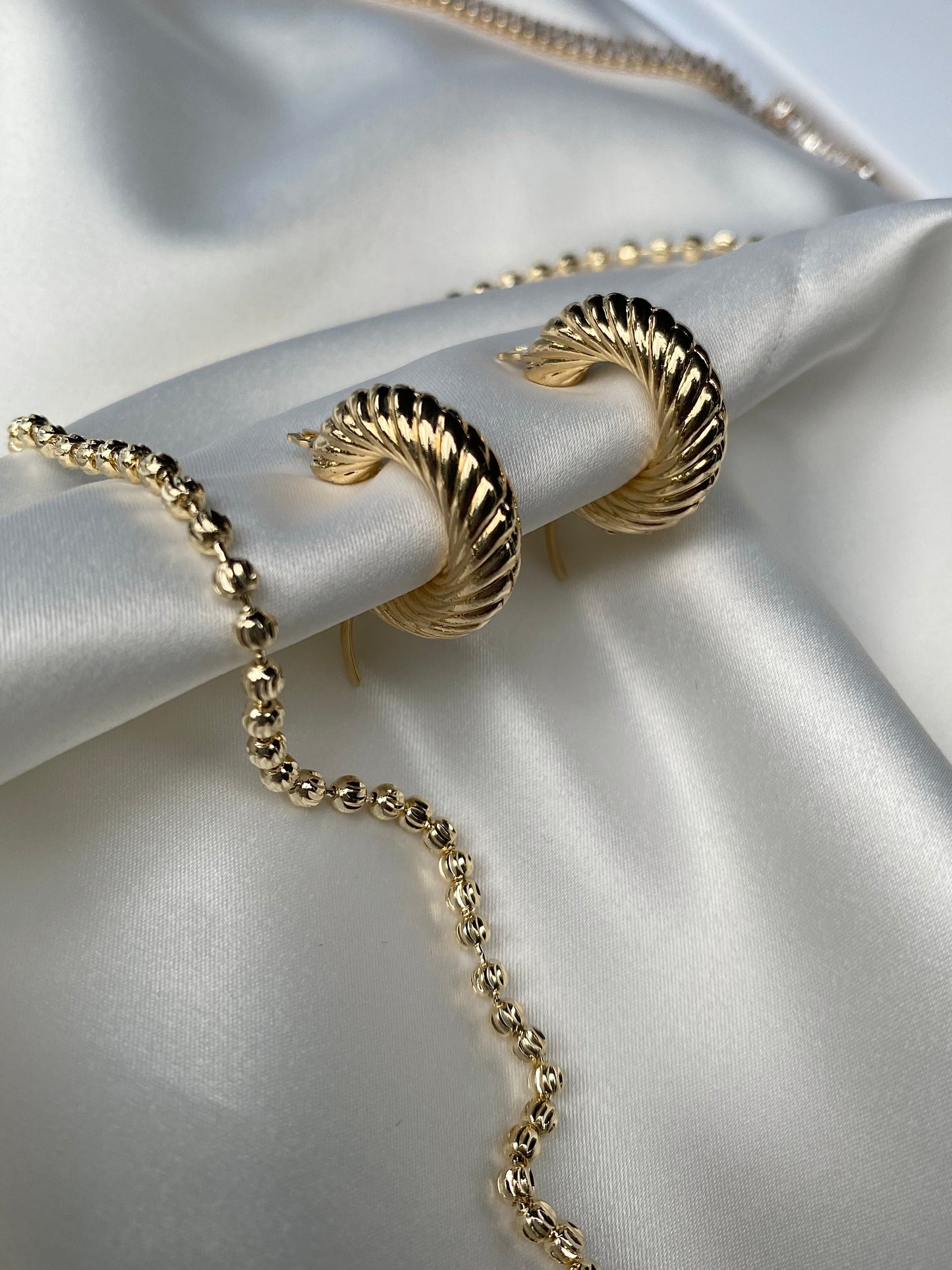 TWISTED LITTLE GOLD HOOPS