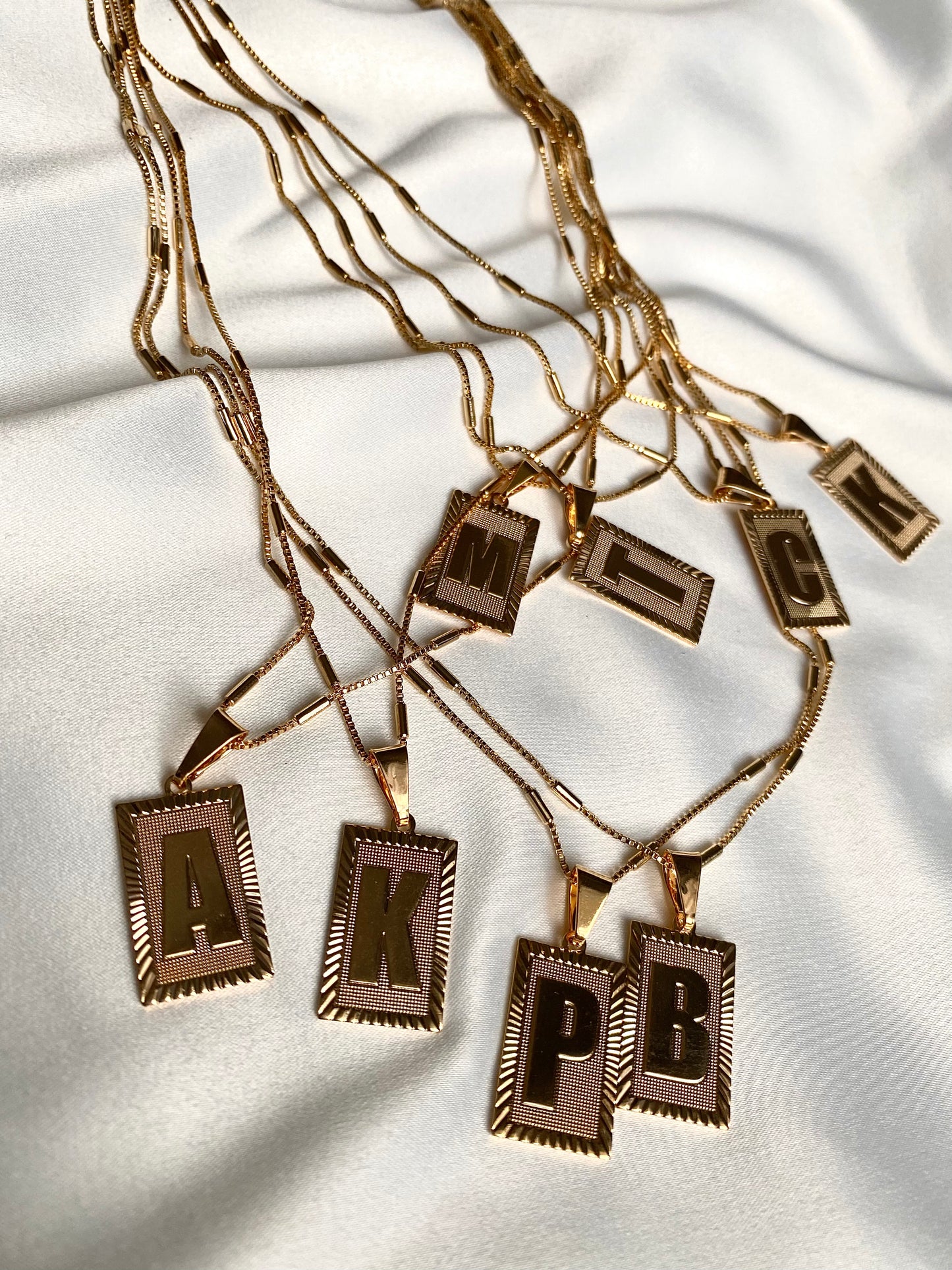 INITIAL PENDANT NECKLACE