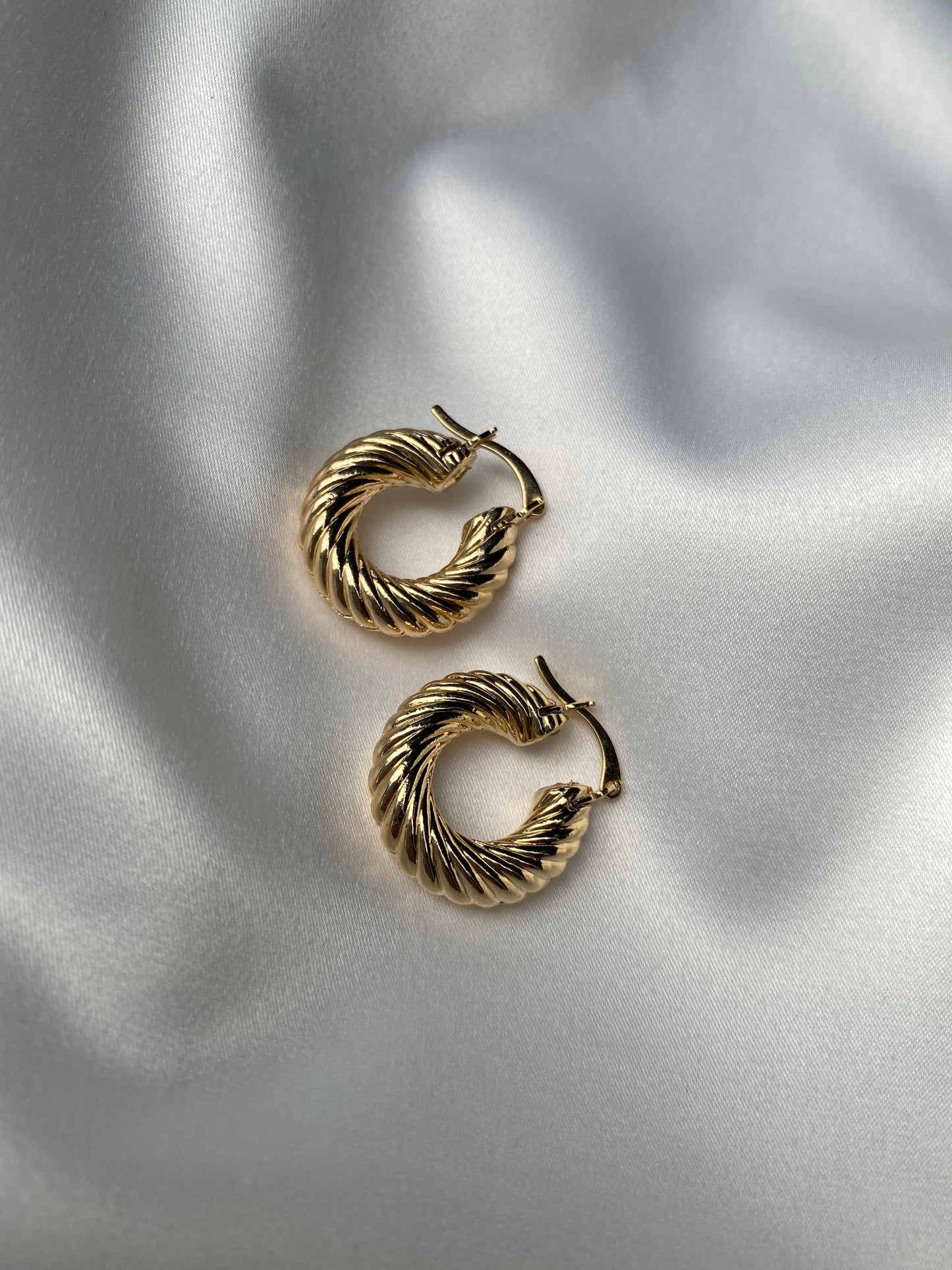 TWISTED LITTLE GOLD HOOPS